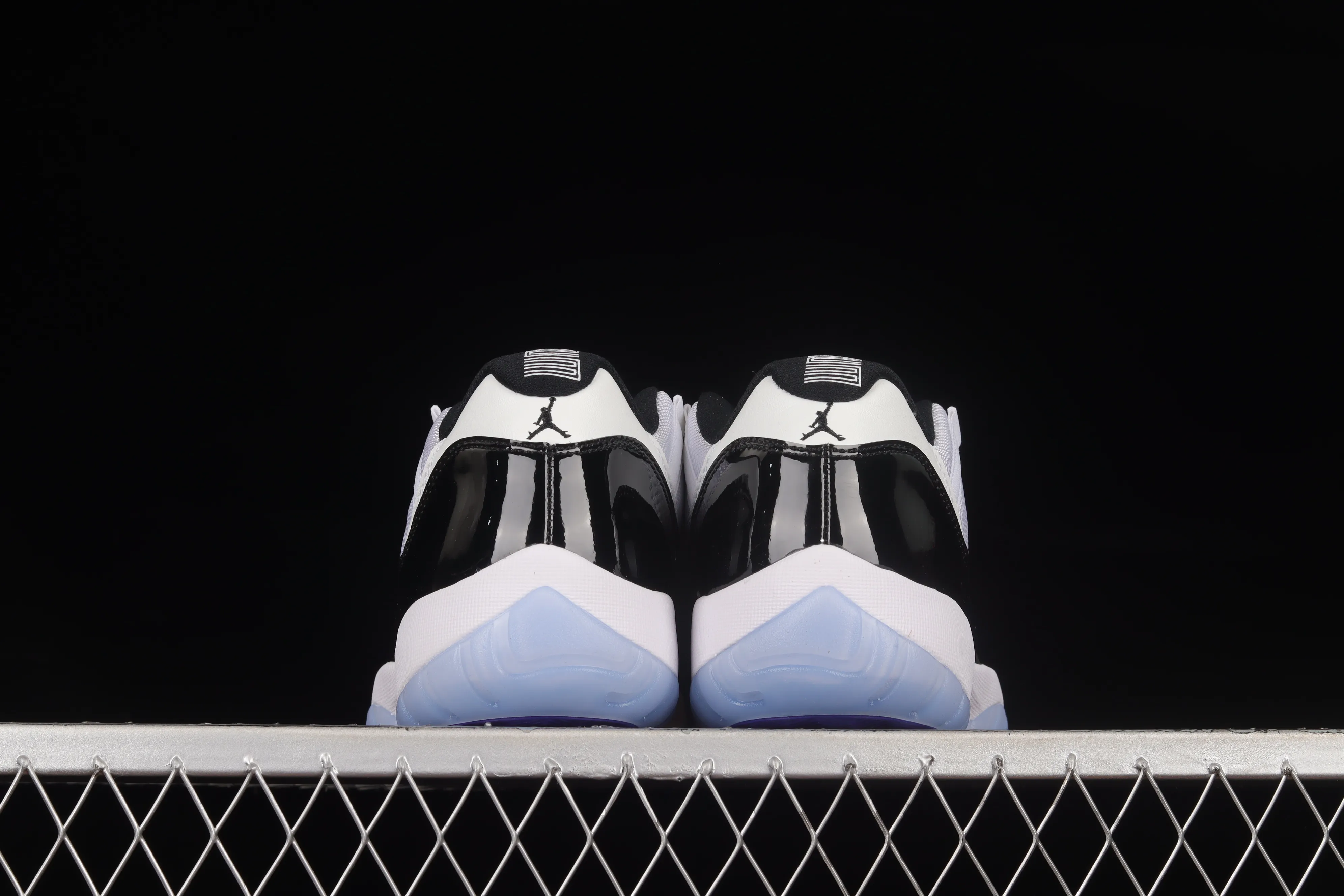 All categories Air Jordan Jordan series basketball shoes Air Jordan 11 F version Air Jordan 11 Low "Concord" AJ11 Kang buckle white black genuine carbon low-top basketball shoes 528895-153
